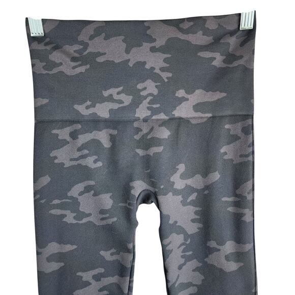 SPANX Womens Cropped Look At Me Now Leggings Size Medium Black Camo Seamless - Picture 5 of 11